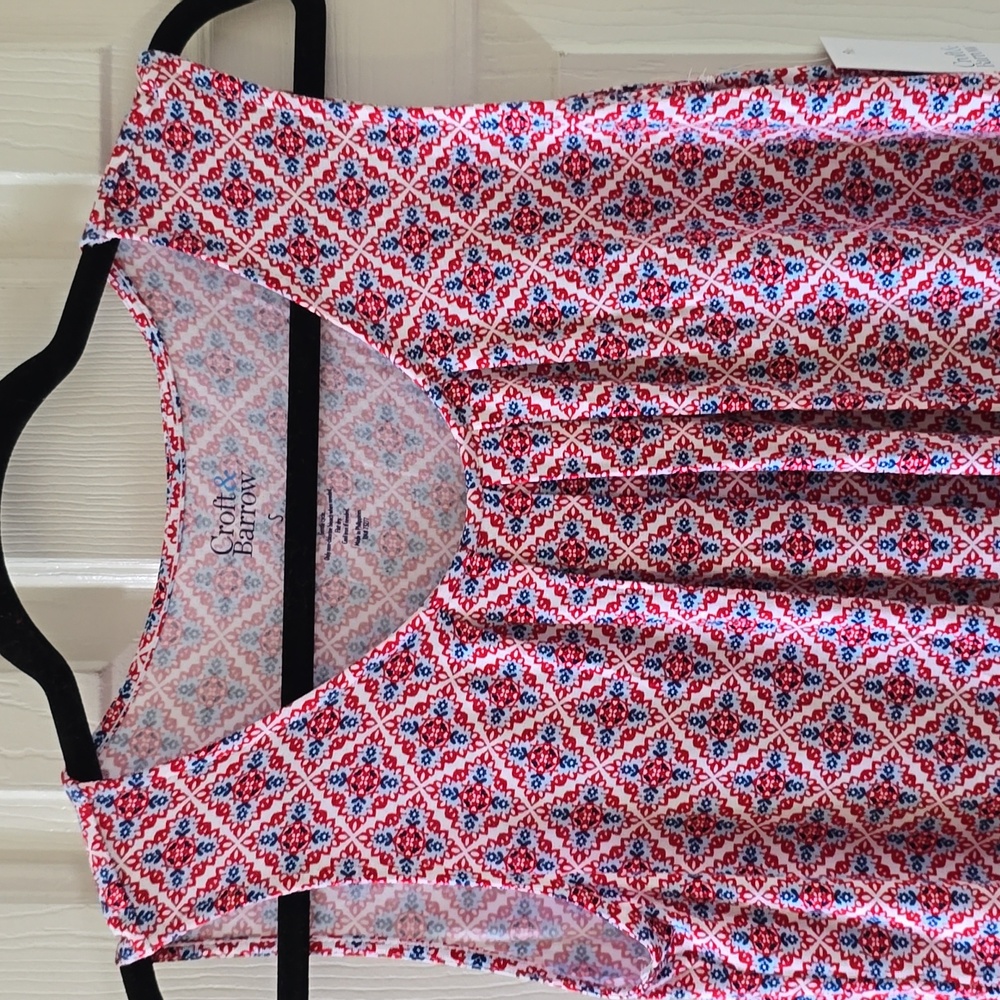 CROFT & BARROW BRAND WOMEN'S RED WHITE AND BLUE SLEEVELESS FLORAL TOP SIZE SMALL